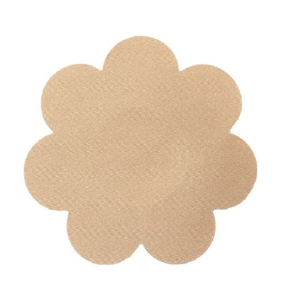 Cache-téton en forme de fleur à six pétales, taupe, en matière satinée texturée, sur fond blanc