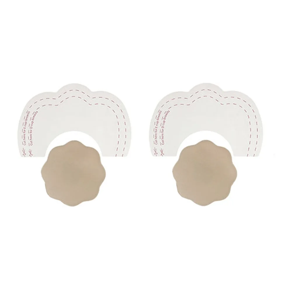 Deux paires de cache-tétons en forme de fleur beige et deux bandes de maintien en satin blanc avec pointillés roses, vus à plat sur fond blanc