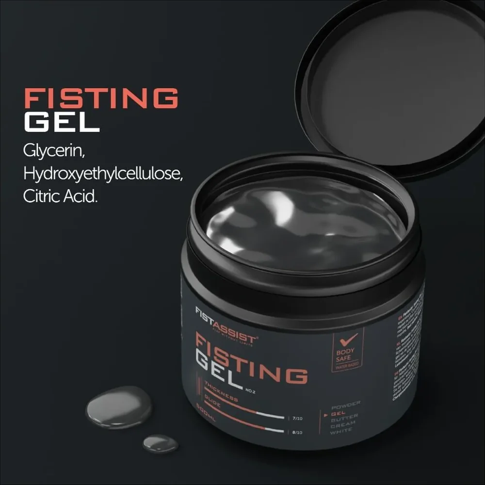 Pot noir ouvert de gel fisting Fist Assist avec couvercle, montrant la texture claire et épaisse du produit, flacon fermé en arrière-plan et deux petits dômes de gel devant sur fond gris