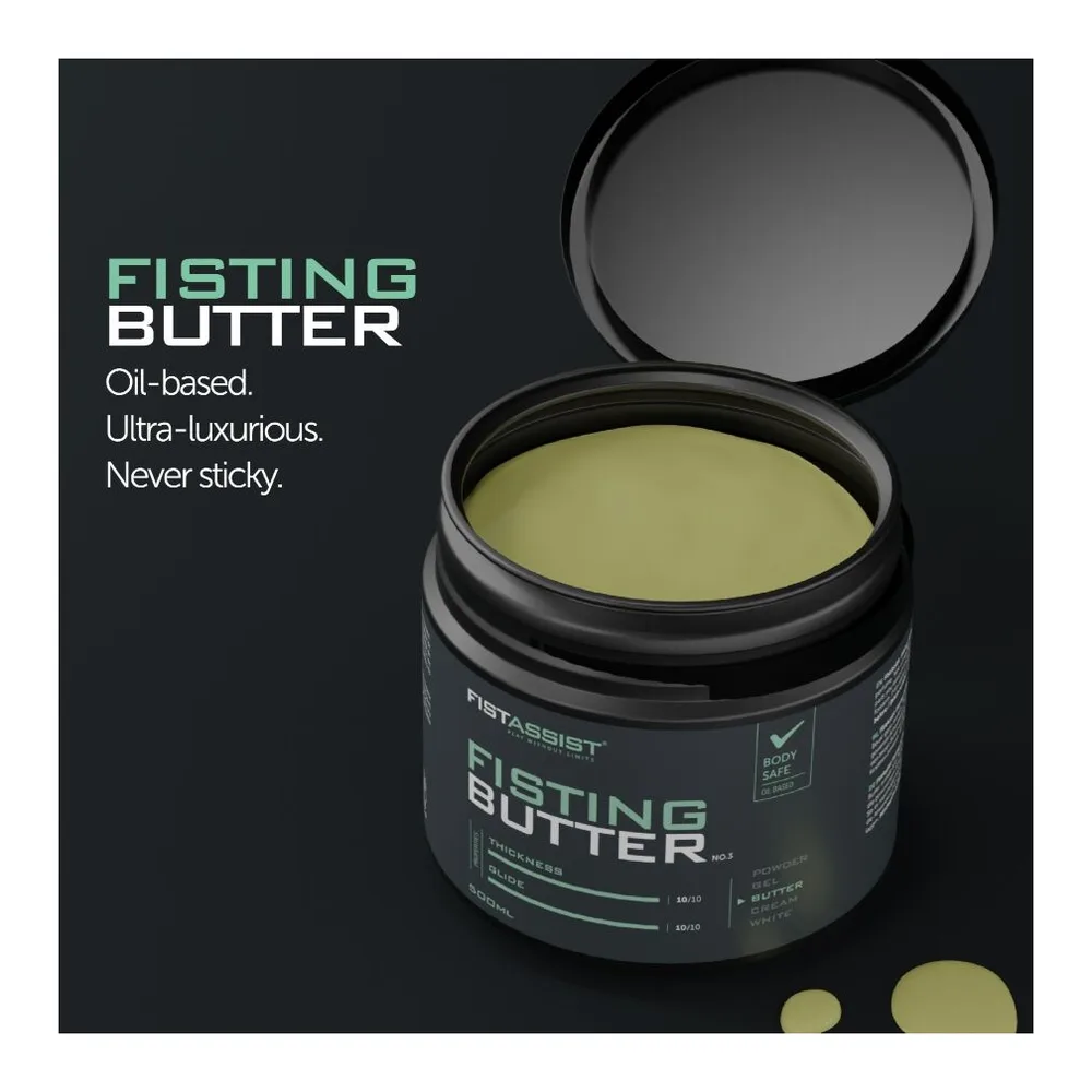 Pot ouvert de lubrifiant Fisting Butter couleur jaune pâle avec couvercle noir, sur fond gris foncé avec texte vert et blanc décrivant le produit