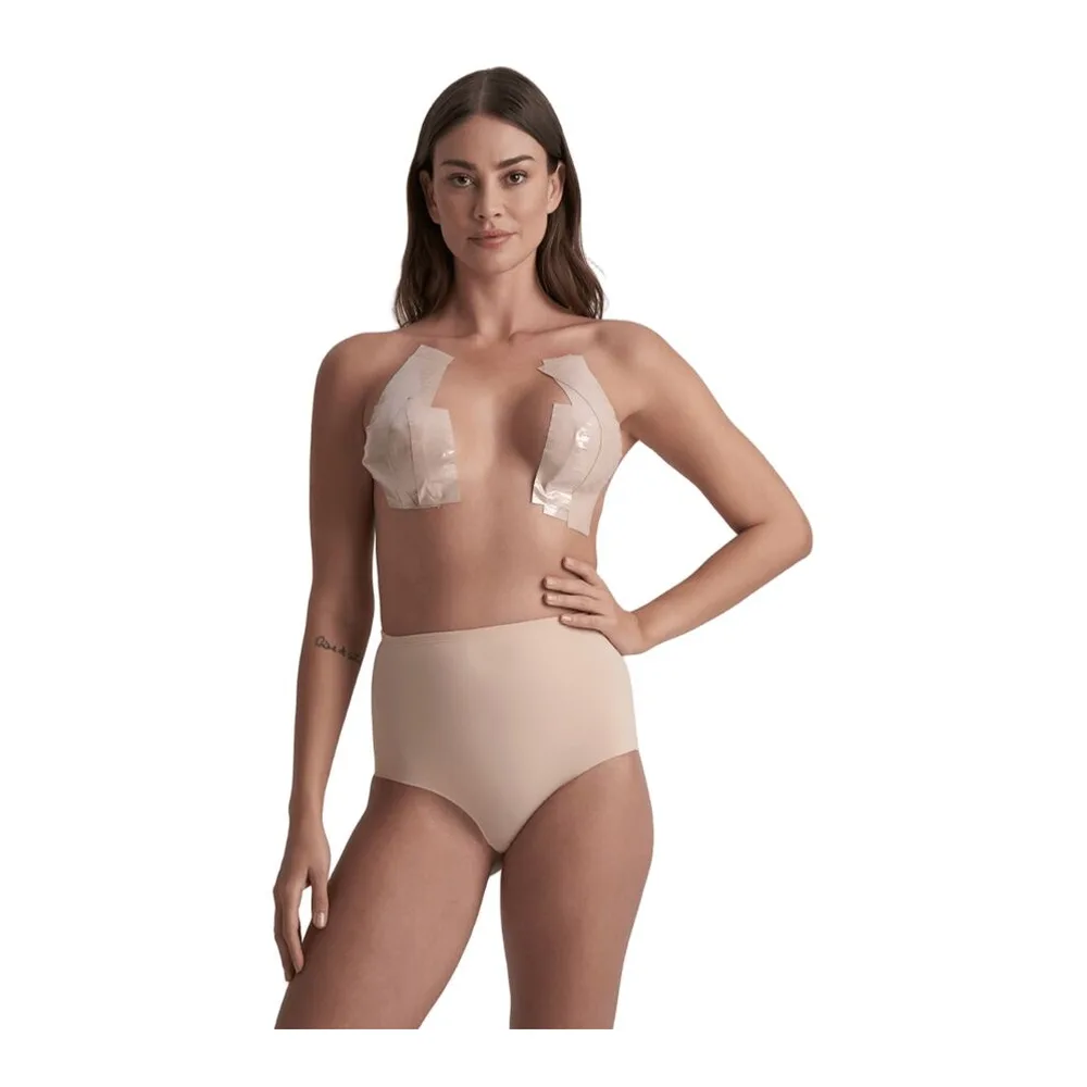 Ruban adhésif double face transparent porté sur la poitrine et le buste, maintenant un tissu léger contre la peau, avec culotte beige assortie sur fond blanc