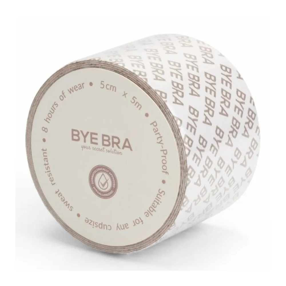 Ruban adhésif double face transparent porté sur la poitrine et le buste, maintenant un tissu léger contre la peau, avec culotte beige assortie sur fond blanc