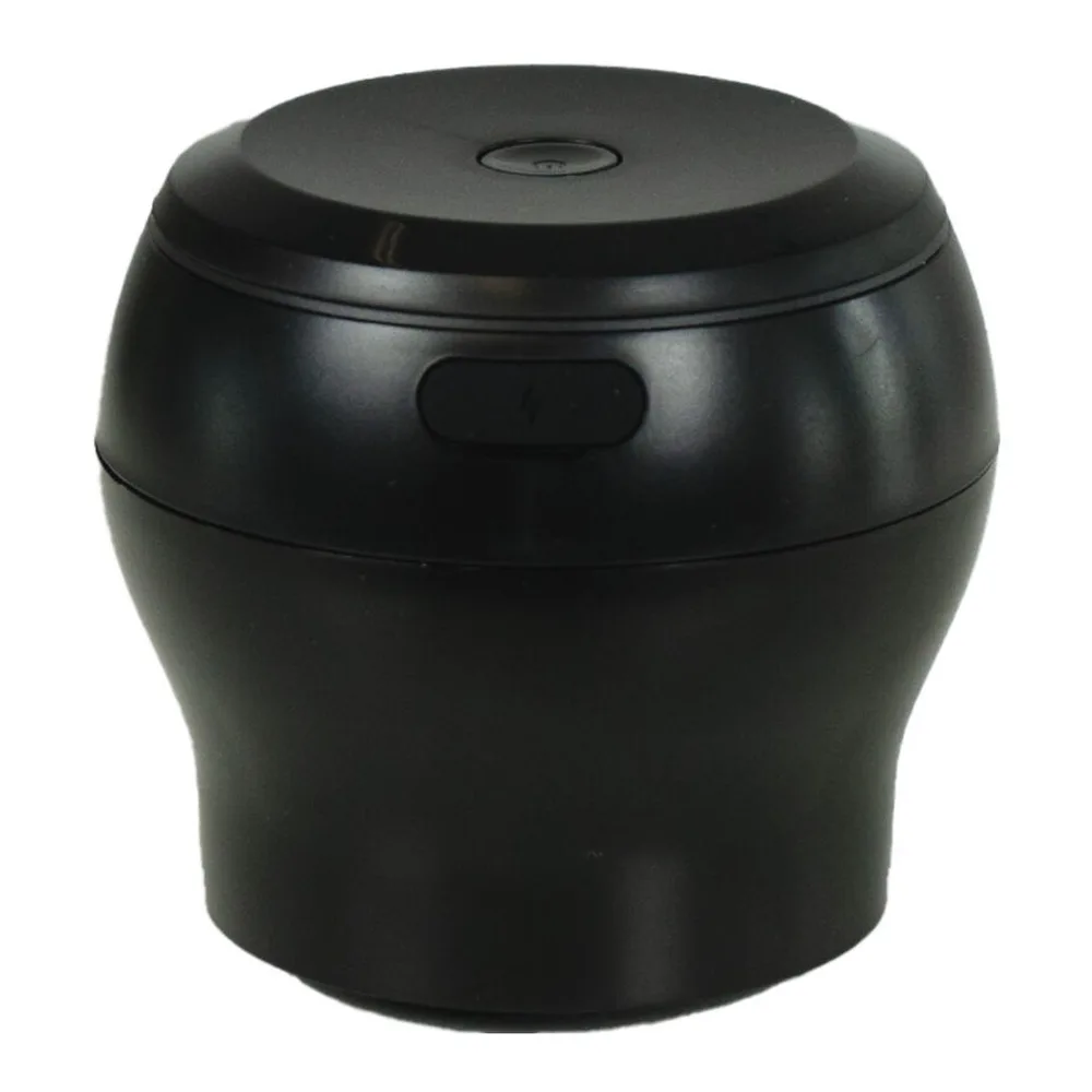 Cloche d'aspiration en silicone noir brillant tenue à la main, orifice central visible, conçue pour se visser sur un masturbateur