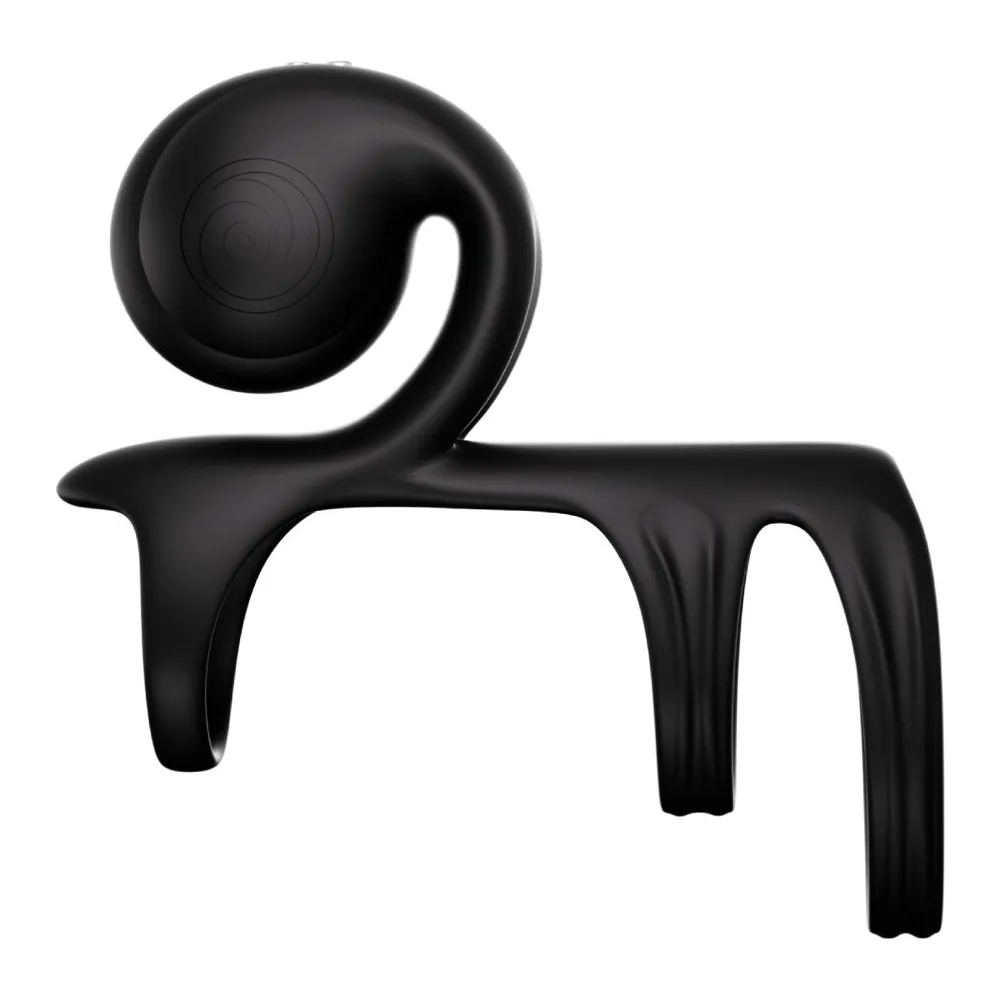Cockring noir en silicone avec trois anneaux entrecroisés et stimulateur de forme arrondie en haut, sur fond blanc