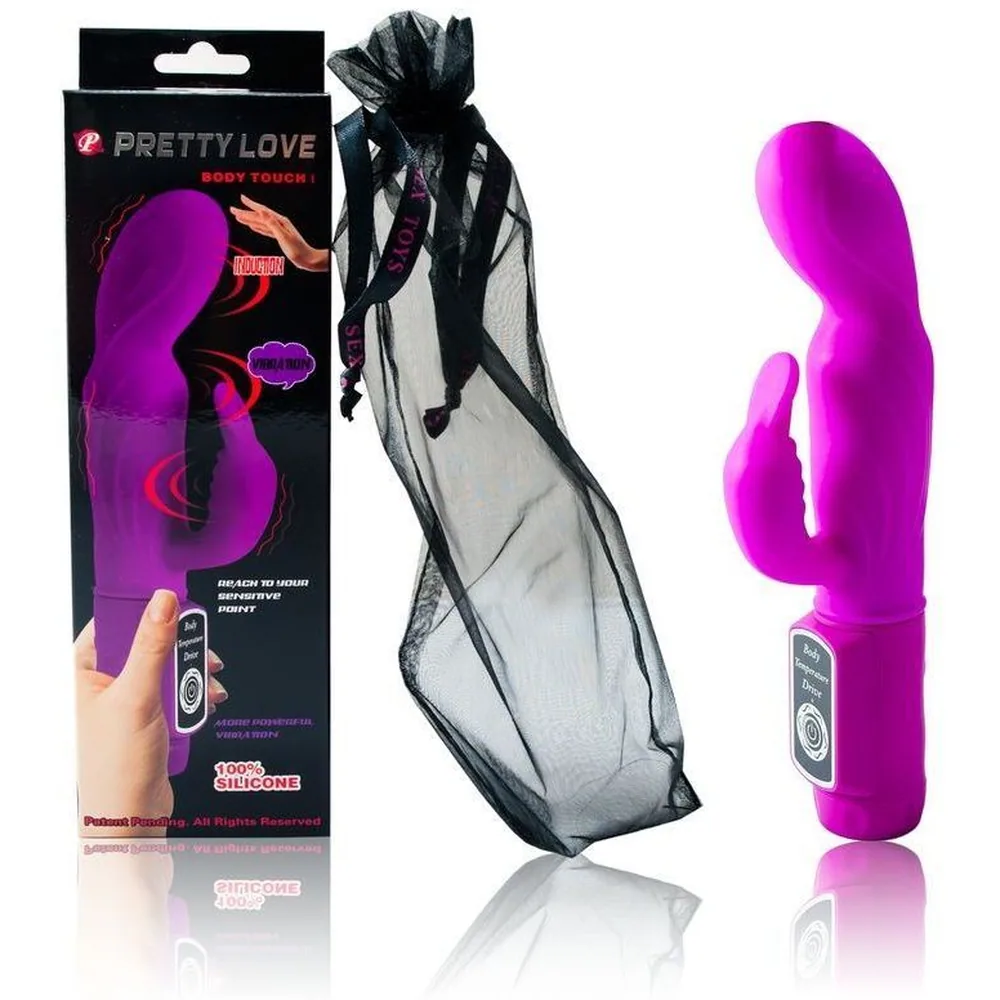 Emballage noir et rose du vibromasseur rabbit Pretty Love Body Touch à gauche, vibromasseur fuchsia en silicone avec deux branches et bouton de contrôle au centre, sac de rangement en filet noir à droite