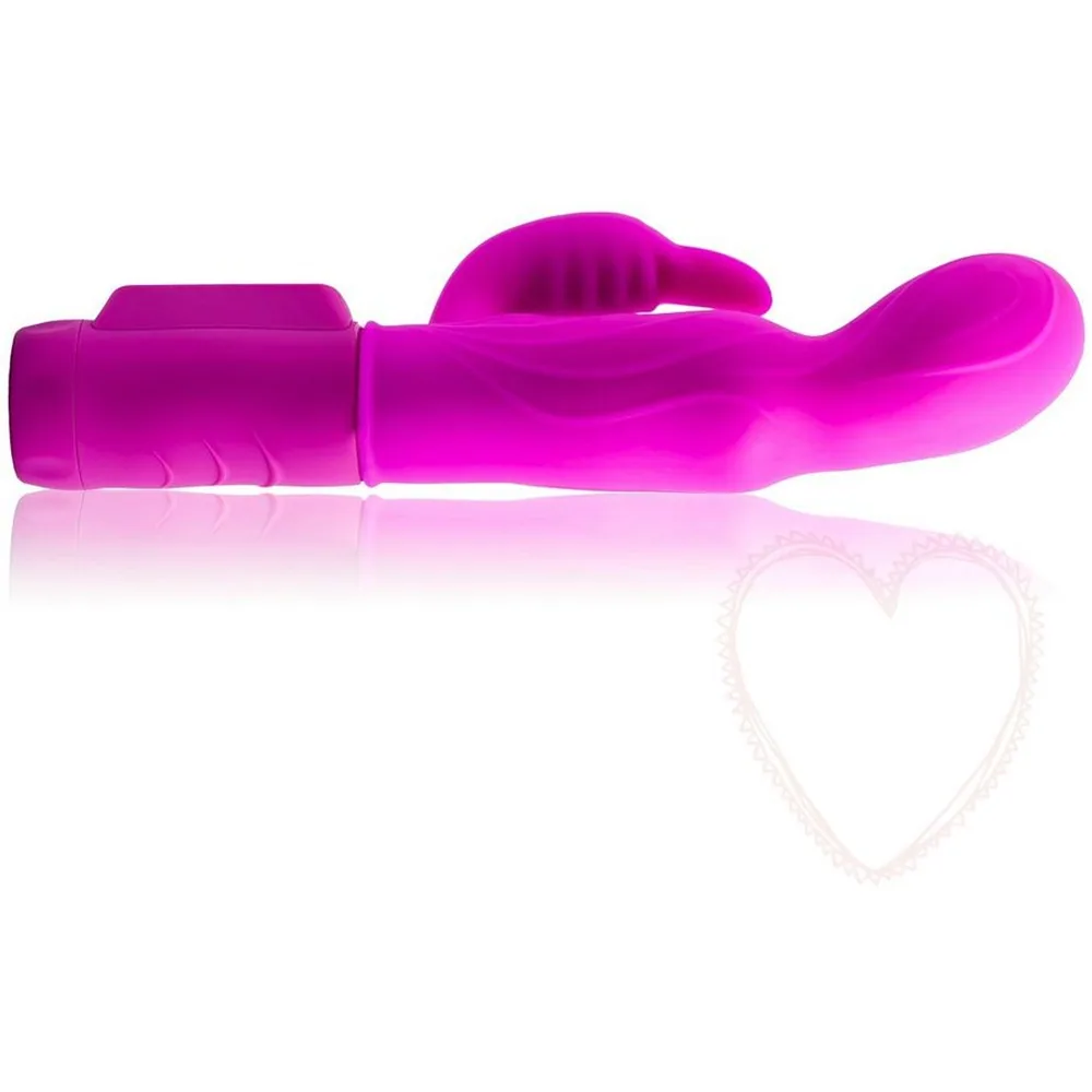 Emballage noir et rose du vibromasseur rabbit Pretty Love Body Touch à gauche, vibromasseur fuchsia en silicone avec deux branches et bouton de contrôle au centre, sac de rangement en filet noir à droite