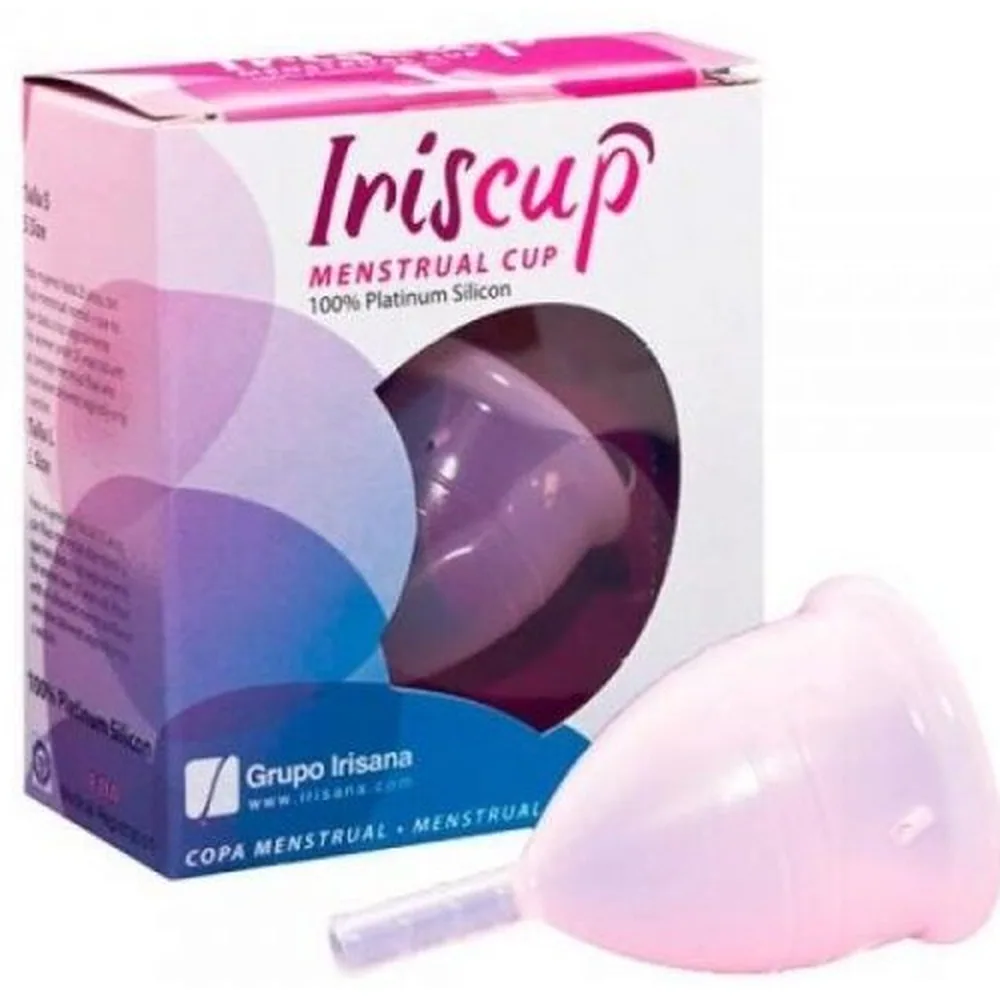 Emballage et contenu de la coupe menstruelle Iriscup : boîte rose et violette, coupe violet foncé en silicone, coupe blanc clair, et pochette de rangement crème avec logo