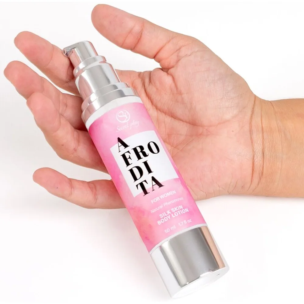 Boîte rose et flacon airless blanc de lotion corporelle Afrodita, lotion pour la peau au caramel et cuir sur fond blanc