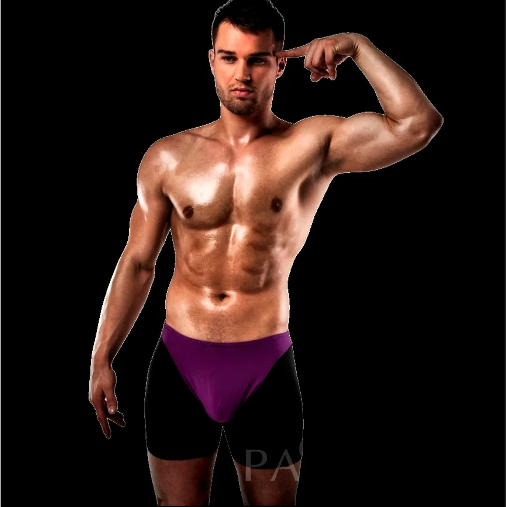 Boxer de lingerie lilas et noir porté, vue de face sur fond noir. Ceinture lilas sur base noire avec découpes latérales asymétriques