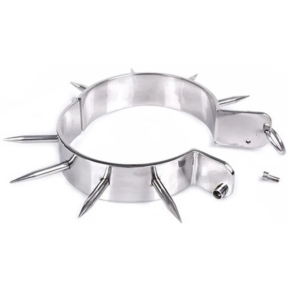 Collier d'esclave en acier poli hérissé de pointes métalliques coniques, avec fermoir à clé Allen et anneau de fixation, sur fond blanc