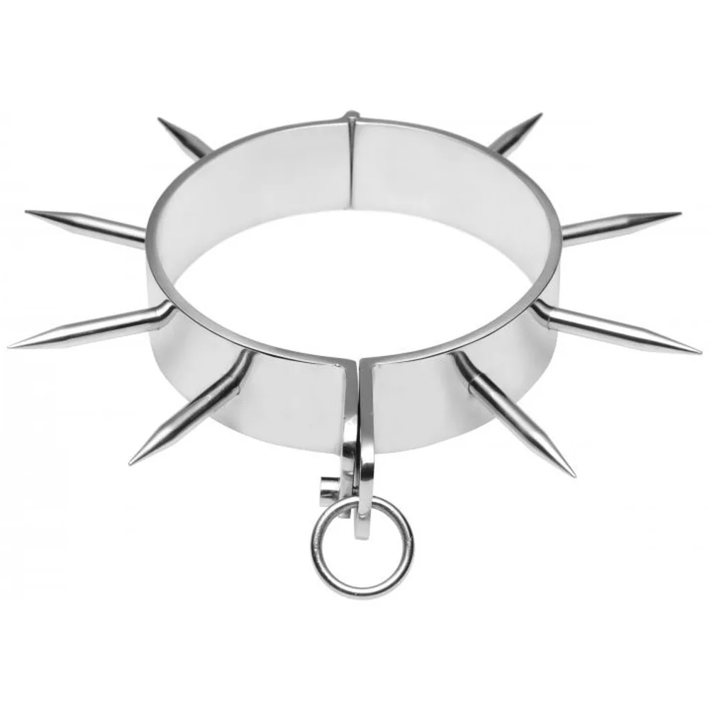 Collier d'esclave en acier poli hérissé de pointes métalliques coniques, avec fermoir à clé Allen et anneau de fixation, sur fond blanc