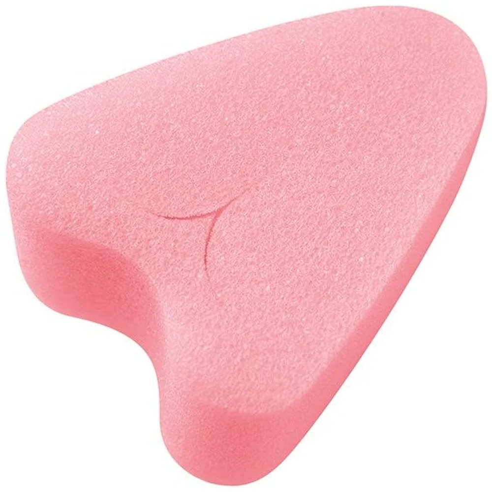 Boîte transparente contenant un tampon-éponge de forme arrondie en mousse rose pâle, posé sur un socle blanc
