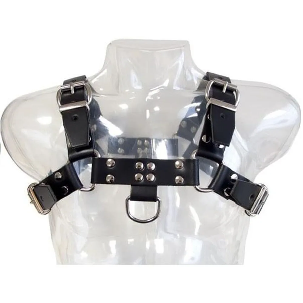Harnais de poitrine en cuir noir avec deux larges sangles d'épaule réglables par boucles, centre orné de clous métalliques et anneau central, sur mannequin translucide
