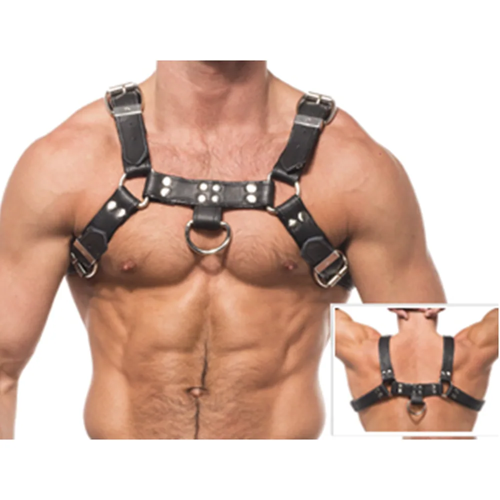 Harnais de poitrine en cuir noir avec deux larges sangles d'épaule réglables par boucles, centre orné de clous métalliques et anneau central, sur mannequin translucide