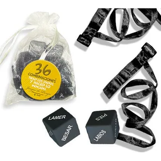 Coffret BDSM ouvert avec menottes, bandeau et accessoires posés sur un lit