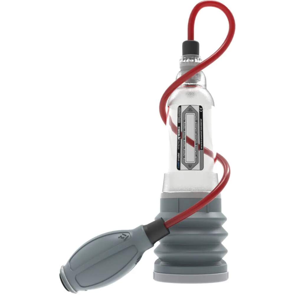 Emballage noir et rouge Bathmate avec pompe à pénis transparente dotée d'une poignée rouge, d'une base grise et d'une poire de commande grise
