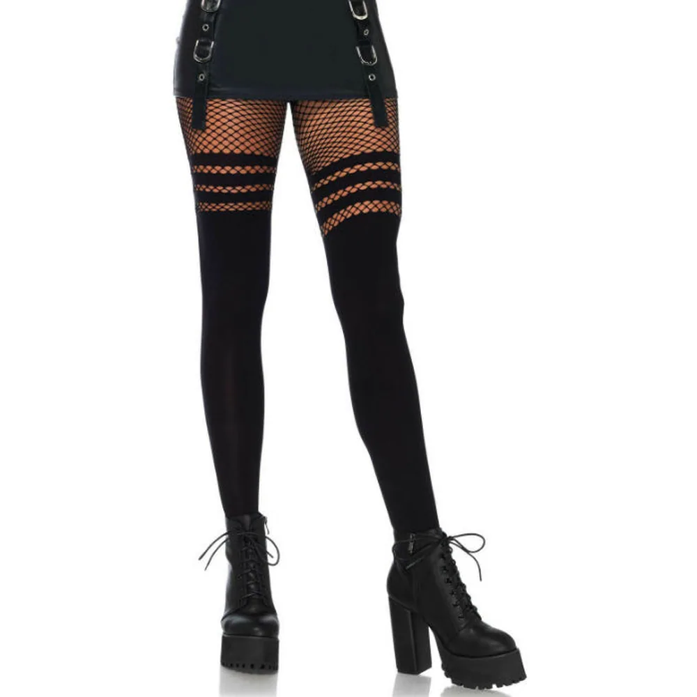 Collant noir opaque avec empiècement en résille rayée orange et noir sur les cuisses, porté avec boots à plateforme noire sur fond blanc