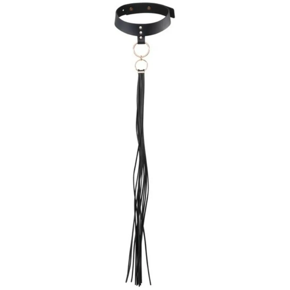 Collier noir en matière vegan avec bande étroite ajustable ornée de rivets, prolongé de longues franges souples attachées par deux anneaux métalliques, sur fond blanc