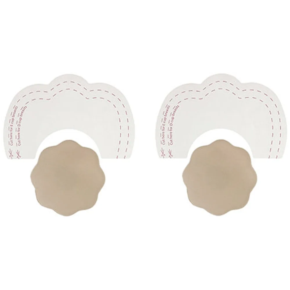 Deux patchs adhésifs en silicone beige pour le soutien du buste, appliqués sur peau nue, avec cache-mamelons intégrés et démonstration de la couverture