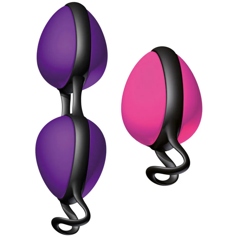 Deux boules de Geisha en silicone : à gauche une double boule violette avec tige noire, à droite une simple boule rose avec tige noire et anneau de retrait