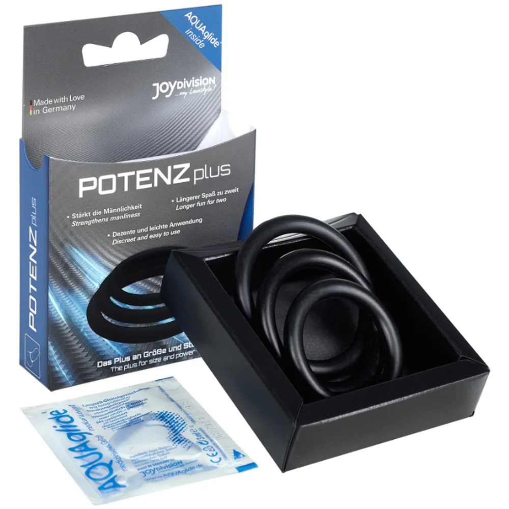 Lot de trois cockrings en silicone noir de diamètres différents, empilés, sur fond blanc