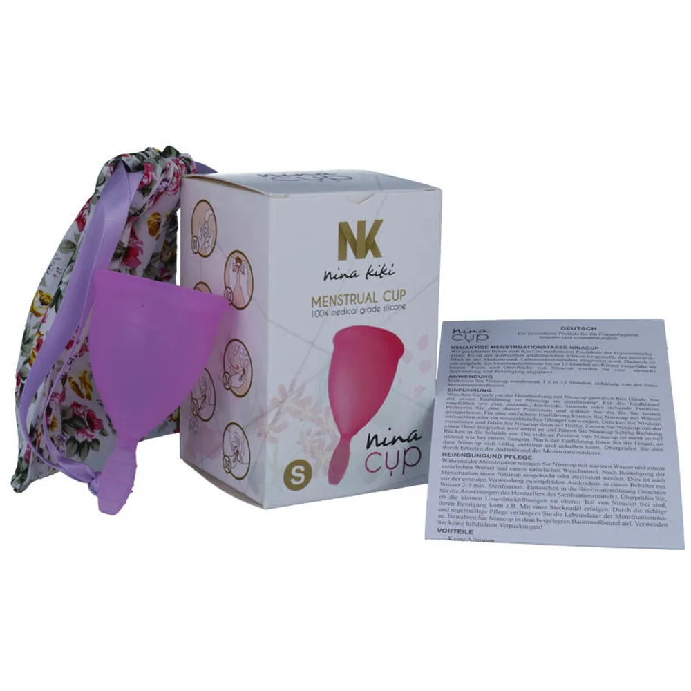 Coupe menstruelle Nina Cup en silicone rose vif, taille L, avec son emballage blanc et or, sachet de rangement coloré, et notice d'utilisation multilingue en français