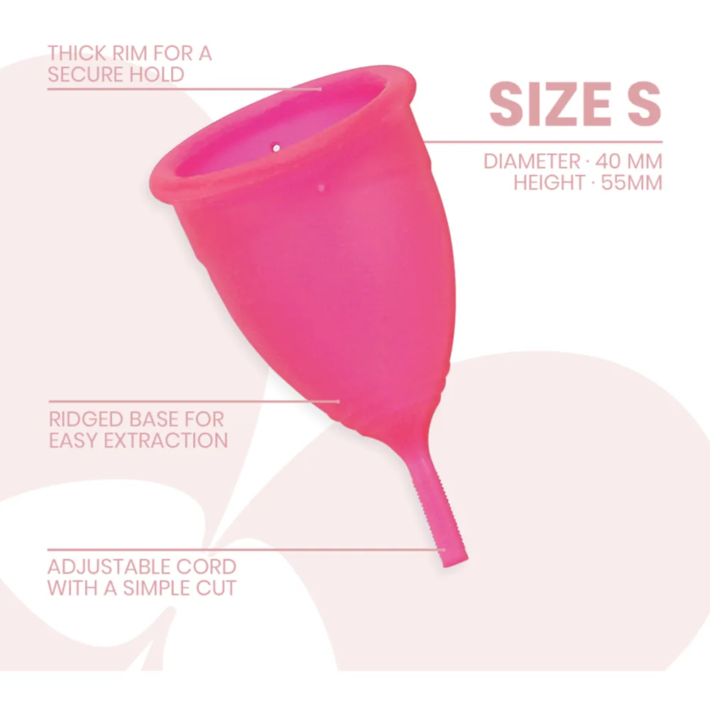 Emballage de coupe menstruelle Intimichic rose et blanc avec logo fleur, accompagné du sac de rangement en coton imprimé fleurs et détails rouges