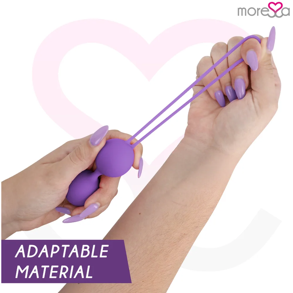 Illustration schématique de trois boules de Geisha en silicone violet, présentant trois poids différents avec tiges de manipulation, sur fond dégradé rose pastel