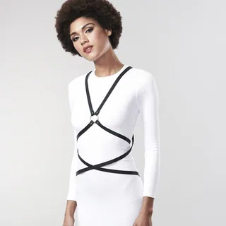 Harnais multi-voies Maze porté sur une robe blanche