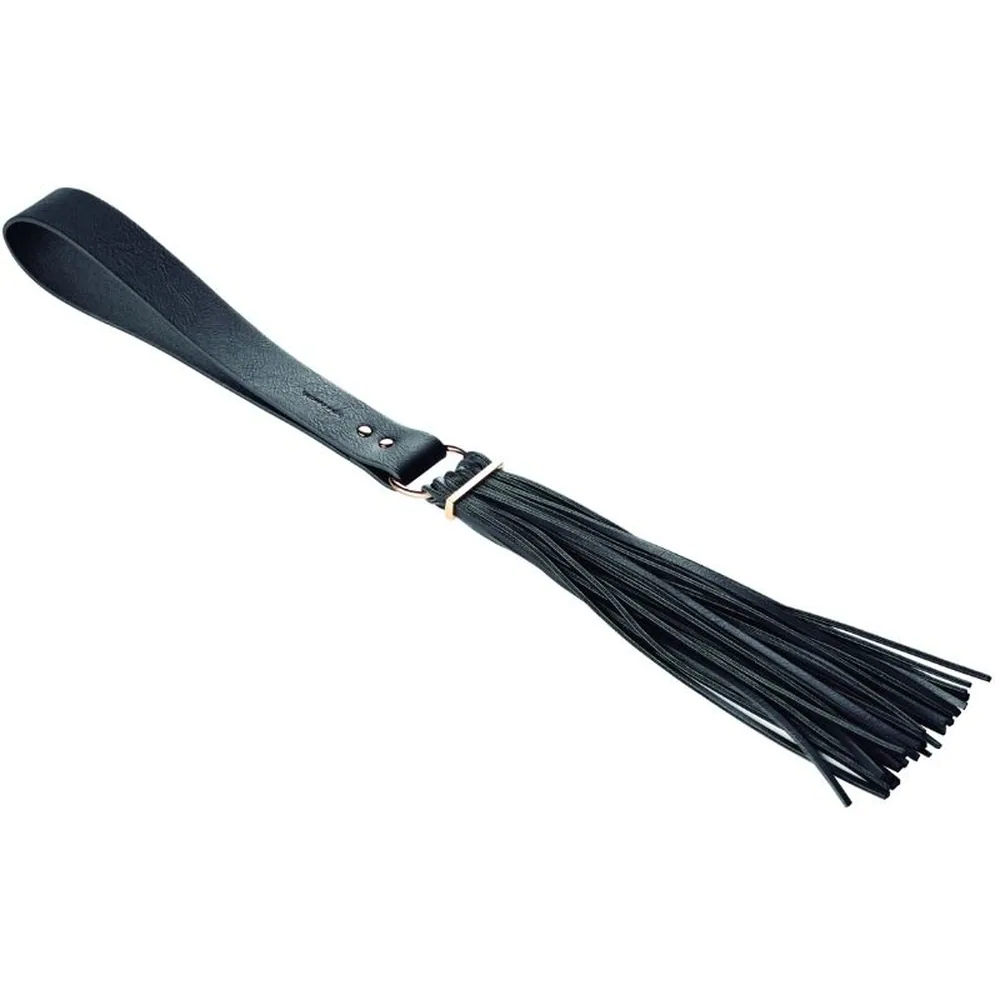 Martinet noir avec poignée plate en similicuir et lanières fines attachées par une boucle métal argentée, fond blanc