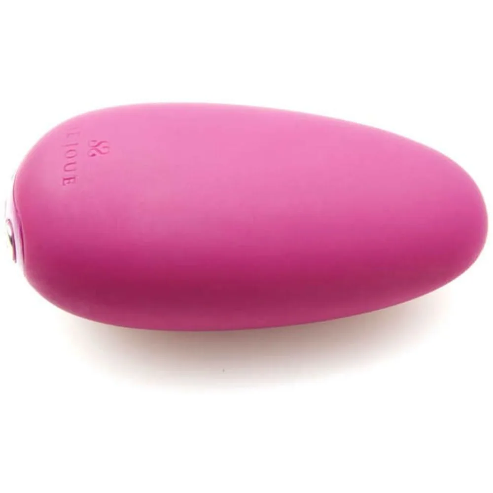 Stimulateur clitoridien Mimi Soft de forme oblongue en silicone rose satiné, avec bouton de commande latéral visible sur fond blanc