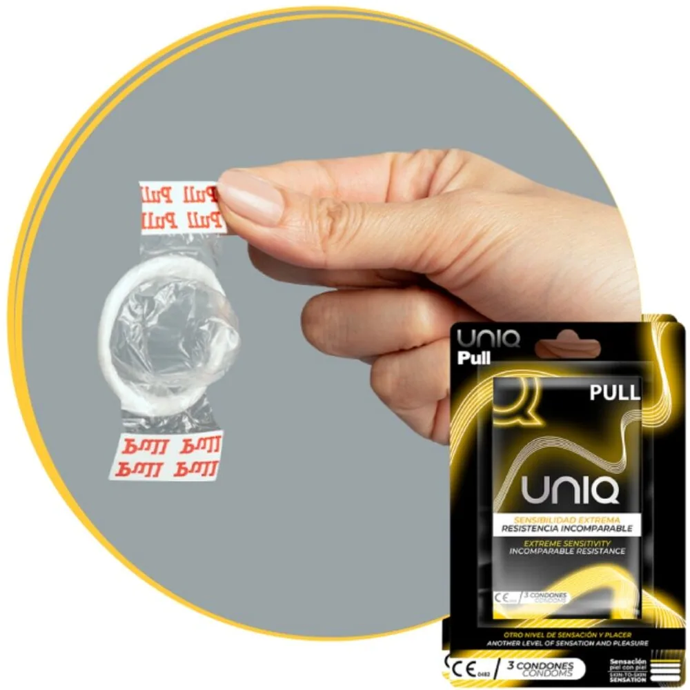Emballage noir et doré de préservatifs Uniq Pull avec un sachet transparent montrant un préservatif transparent, et une main démontrant le système de bandes à tirer pour le déploiement