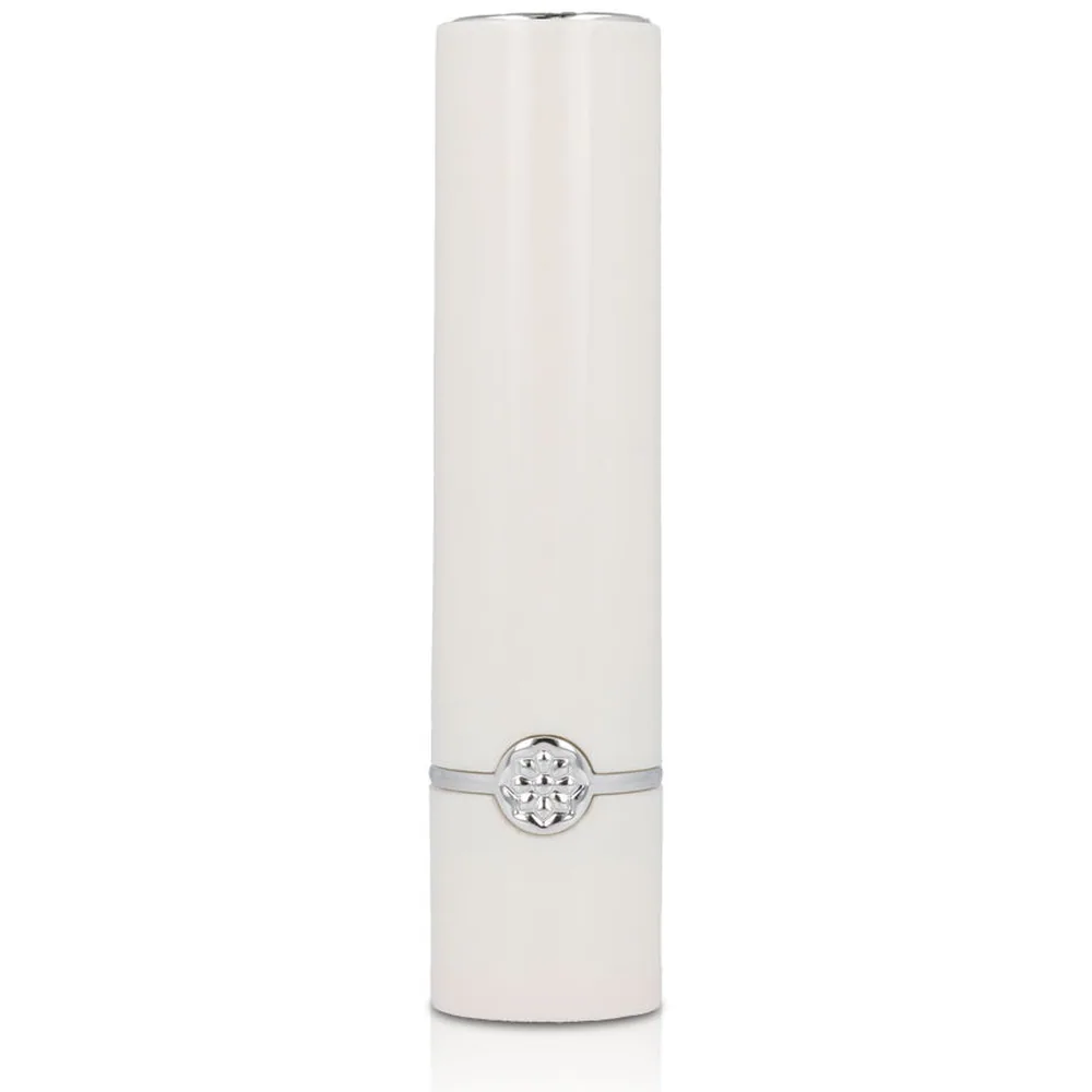 Vibromasseur en forme de rouge à lèvres rose vif avec corps blanc et embout argenté orné d'un motif géométrique floral