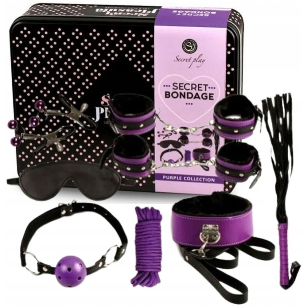 Coffret de 10 accessoires en cuir noir et violet : quatre bracelets rembourrés, collier à rivets, fouet, corde, masque gris, deux pinces à tétons chromées et deux paires de menottes