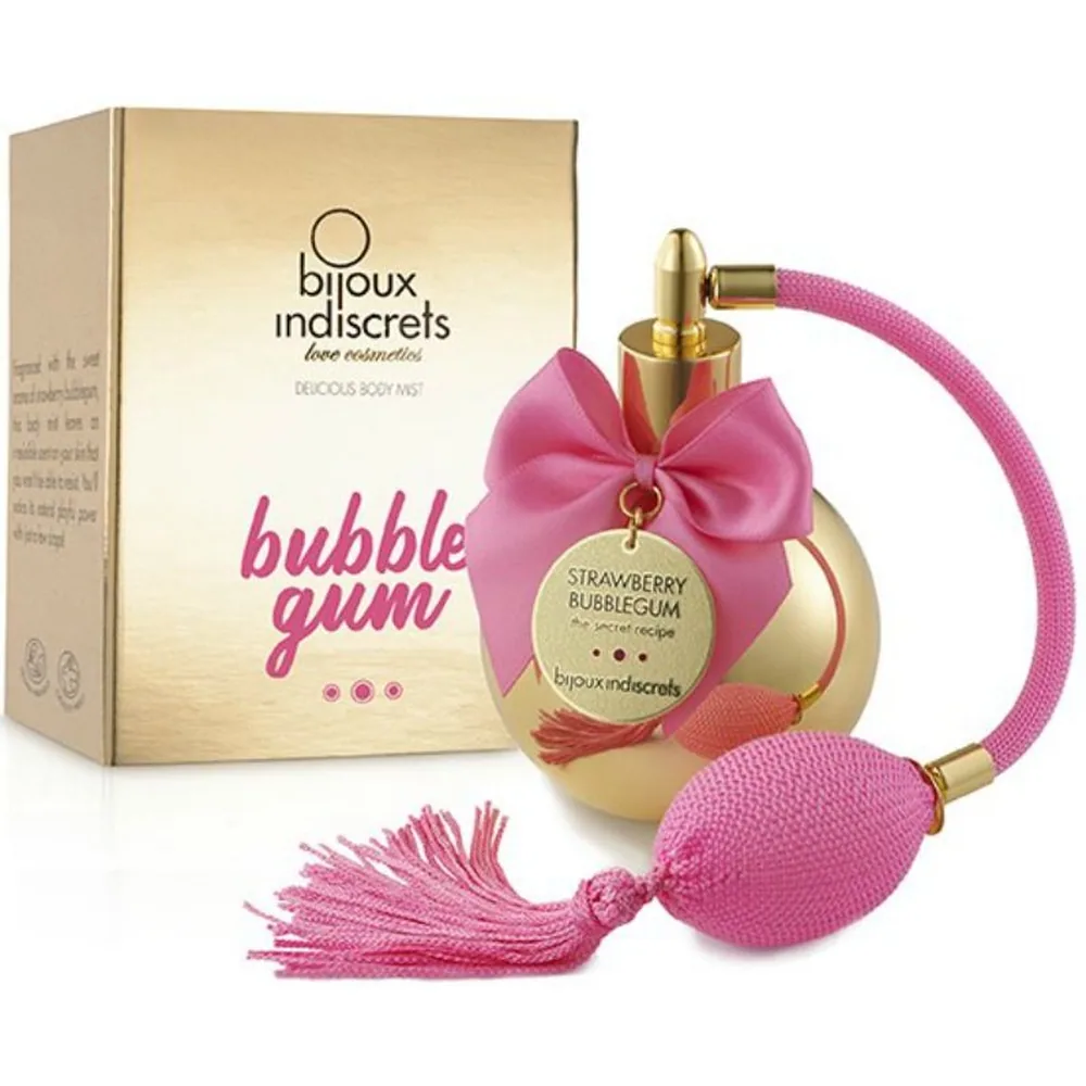 Coffret Bubble Gum par Bijoux Indiscrets : flacon de brume corporelle doré avec nœud rose, poire de vaporisateur rose à pompon, boîte beige et emballage visible