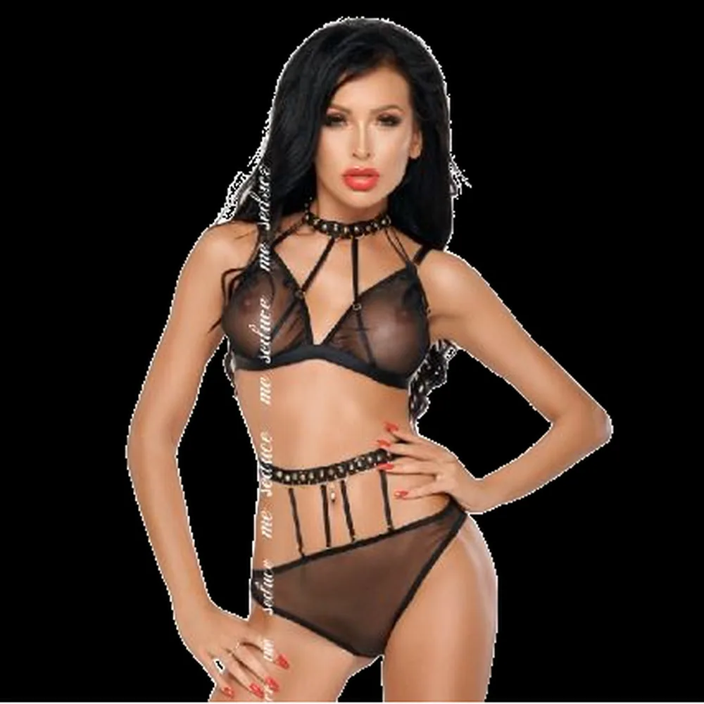 Ensemble deux pièces en tulle noir translucide avec soutien-gorge à armatures et string reliés par des anneaux dorés, avec détails de chaîne autour du cou et de la taille