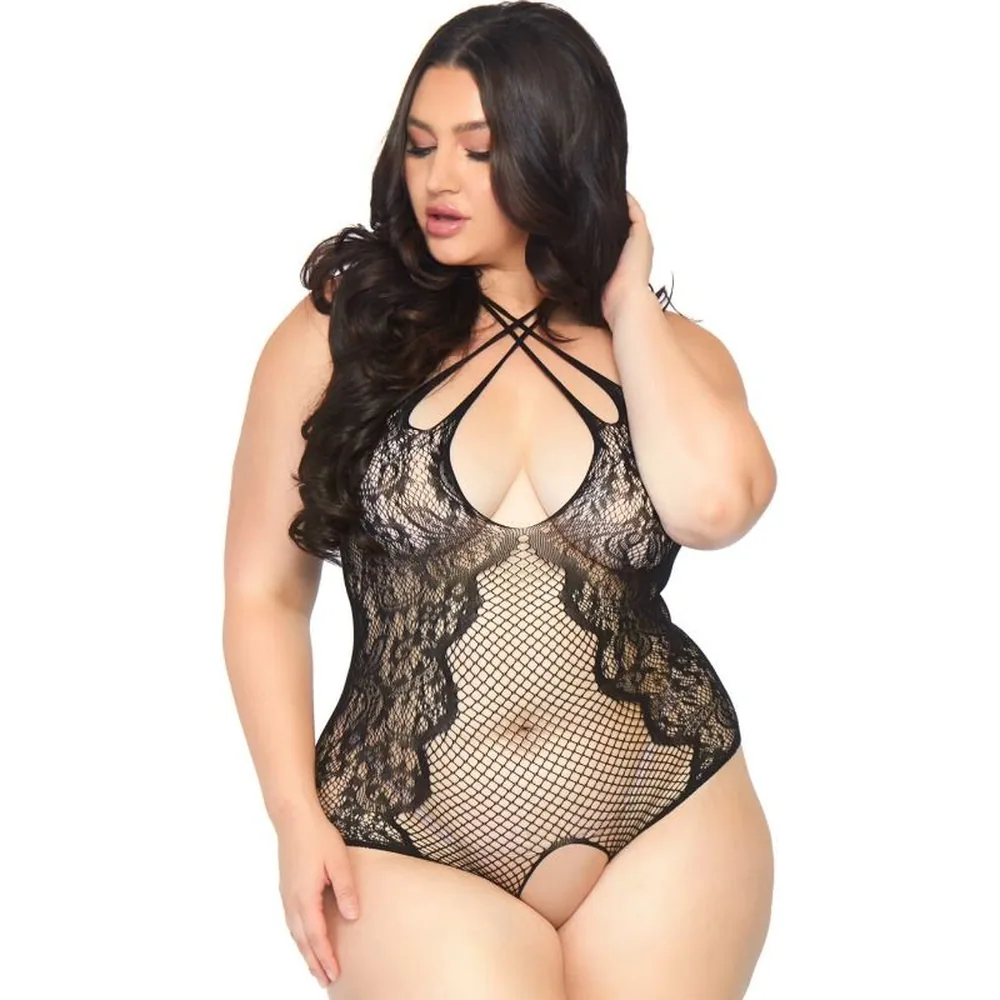 Teddy noir en dentelle et filet ajouré, porté de dos, montrant le dos ouvert croisé et l'entrejambe aéré, sur fond blanc