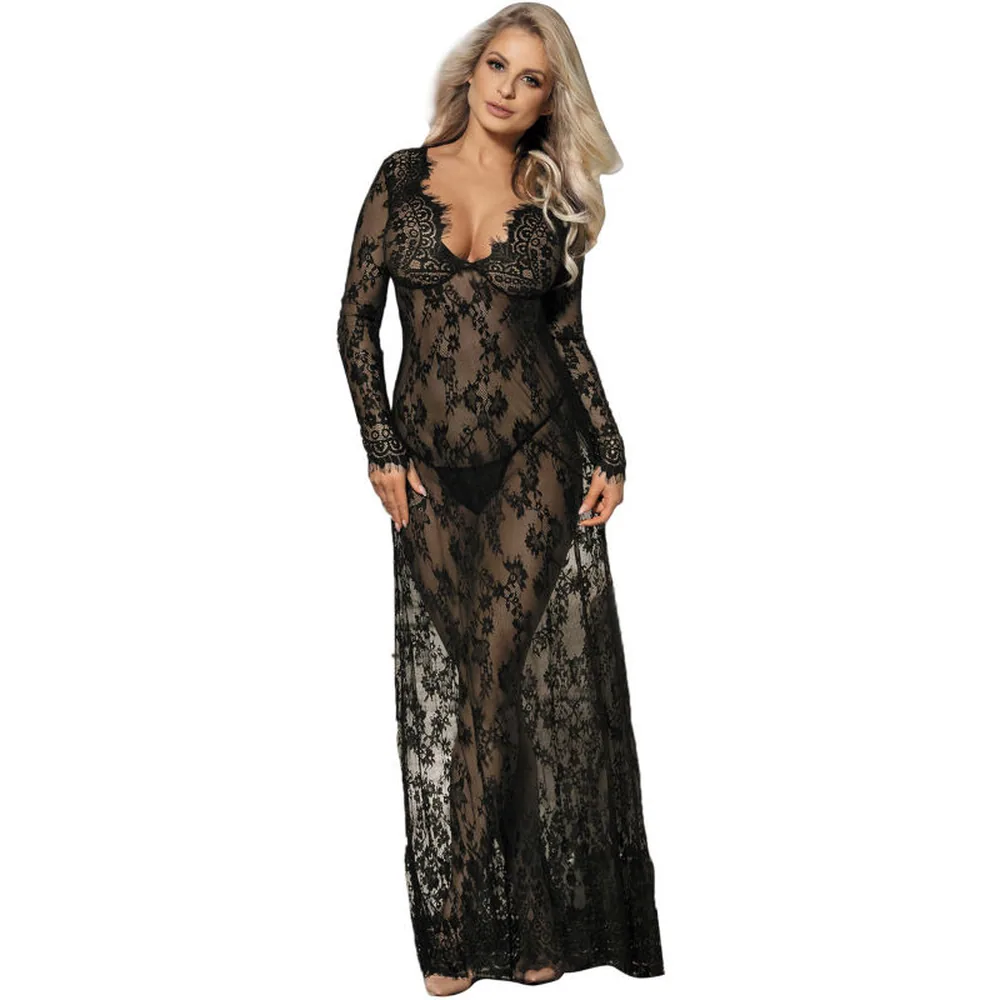 Nuisette longue en dentelle noire avec manches longues, vue de profil sur fond blanc, motif floral ajouré couvrant l'ensemble du vêtement