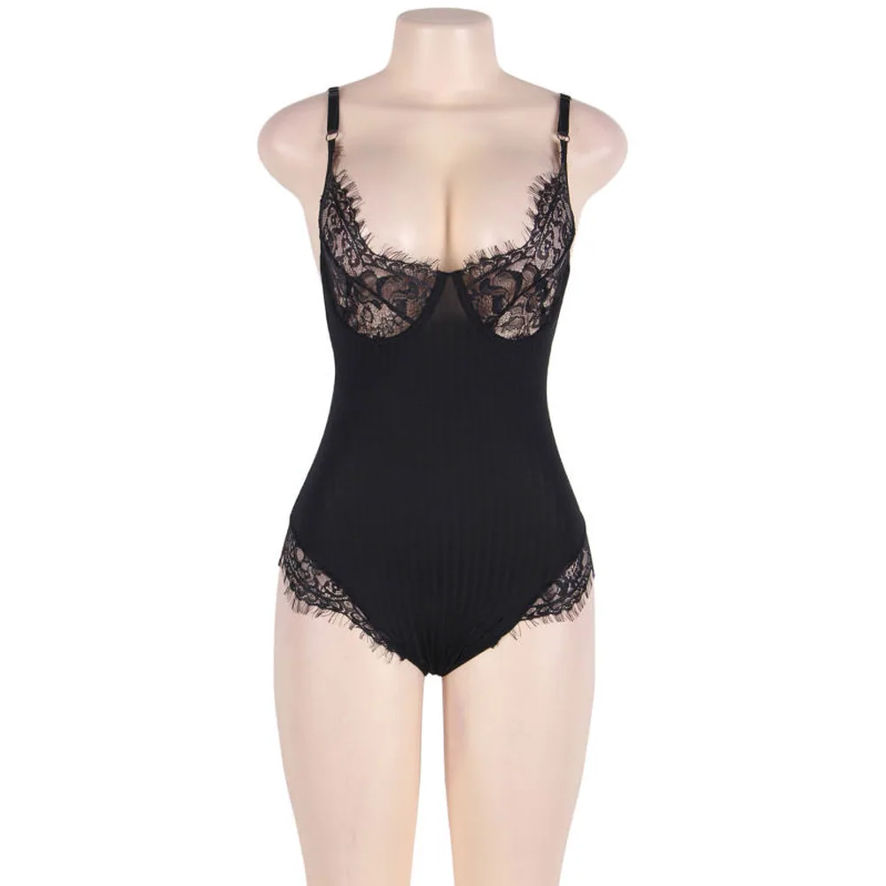 Teddy noir en tulle avec dentelle florale aux épaules et bas, dos largement ouvert, porté de profil sur fond blanc