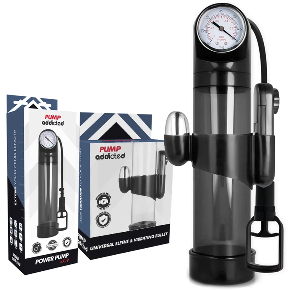 Pompe à pénis transparente avec cylindre en plastique clair, manomètre analogique blanc sur corps noir, sleeve vibrant noir détachable et tubes flexibles, présentée avec ses deux emballages « Pump addicted »
