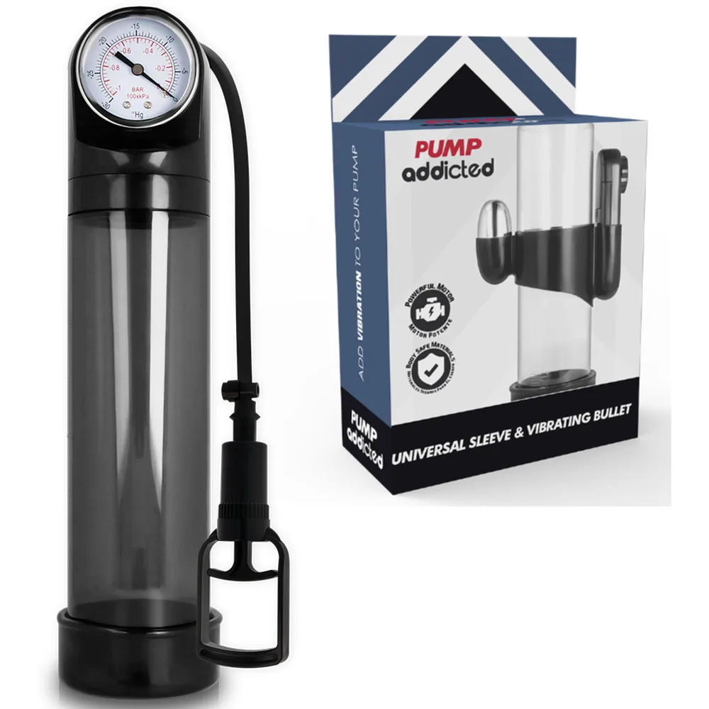 Pompe à pénis transparente avec cylindre en plastique clair, manomètre analogique blanc sur corps noir, sleeve vibrant noir détachable et tubes flexibles, présentée avec ses deux emballages « Pump addicted »