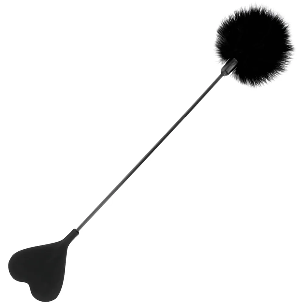 Cravache avec pompon en plume noire synthétique à une extrémité et palette en forme de cœur à l'autre, manche noir rigide, fond blanc