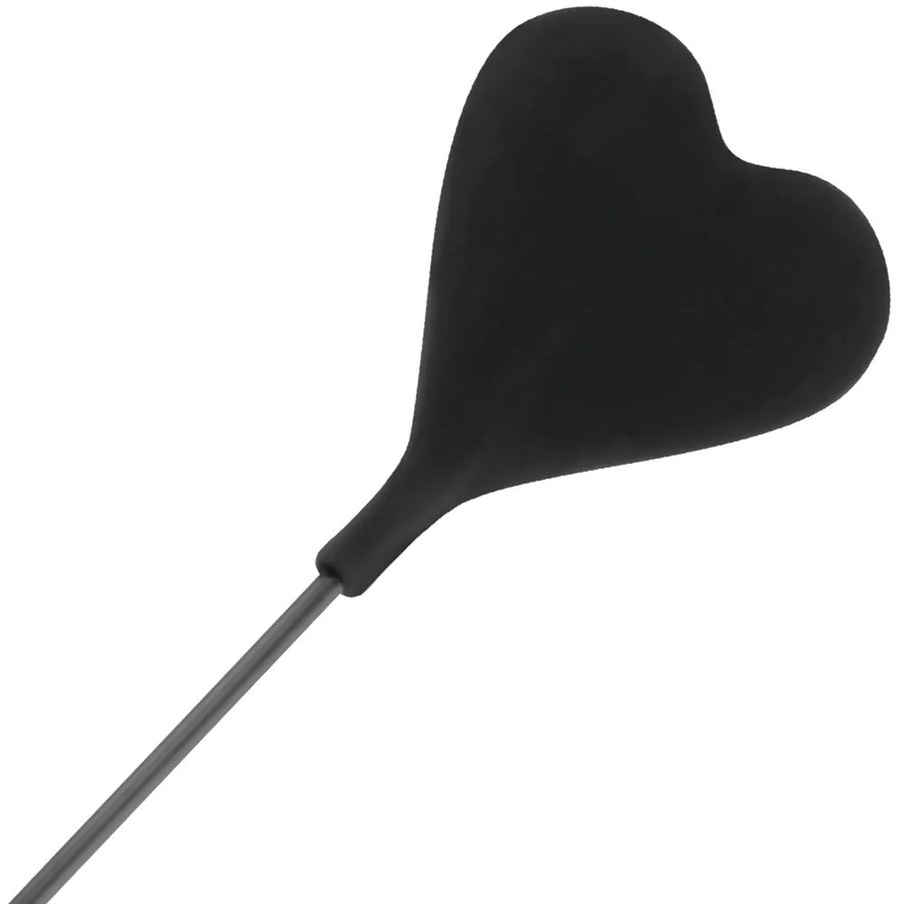 Cravache avec pompon en plume noire synthétique à une extrémité et palette en forme de cœur à l'autre, manche noir rigide, fond blanc