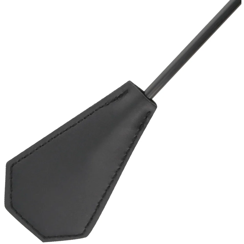 Cravache noire à manche long avec languette de cuir plate et piquants, coutures visibles, sur fond blanc