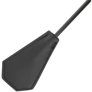 Cravache noire à manche long avec languette de cuir plate et piquants, coutures visibles, sur fond blanc