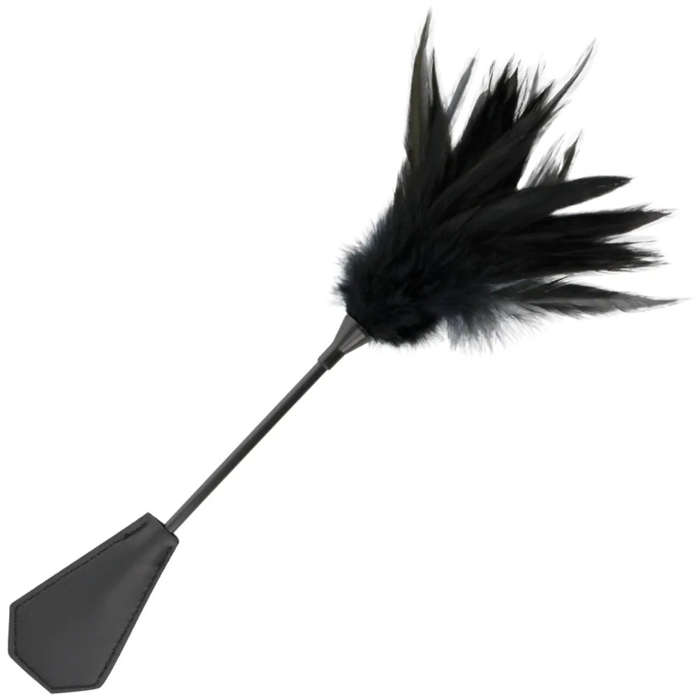 Cravache noire à manche long avec languette de cuir plate et piquants, coutures visibles, sur fond blanc