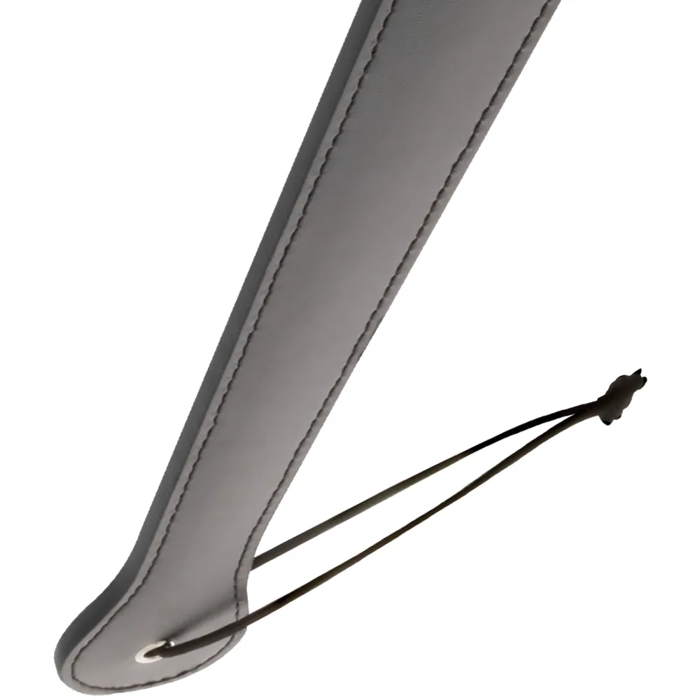 Paddle fétiche rouge vif avec manche long et étroit, embout arrondi, lanière d'attache assortie au bout du manche, sur fond blanc