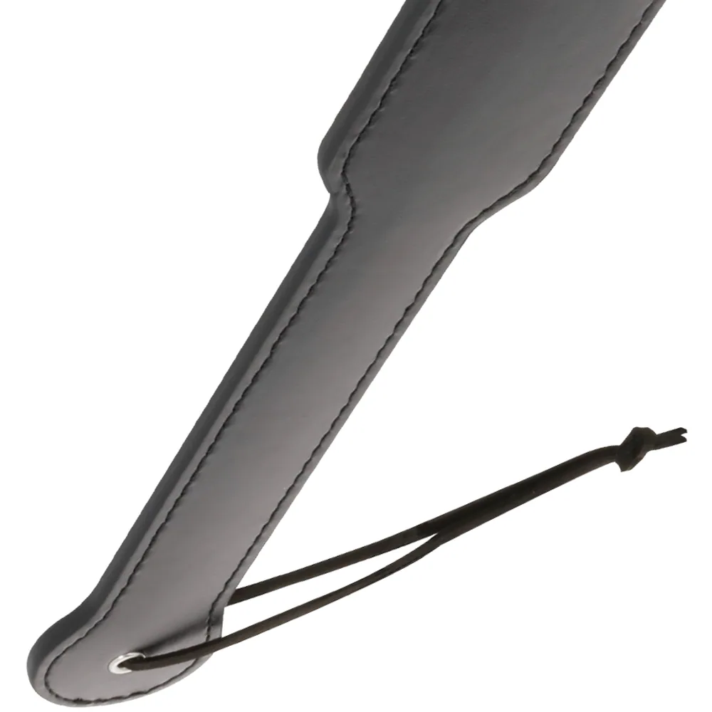 Paddle noir allongé avec lame étroite et poignée ergonomique, cordon noir attaché au bout