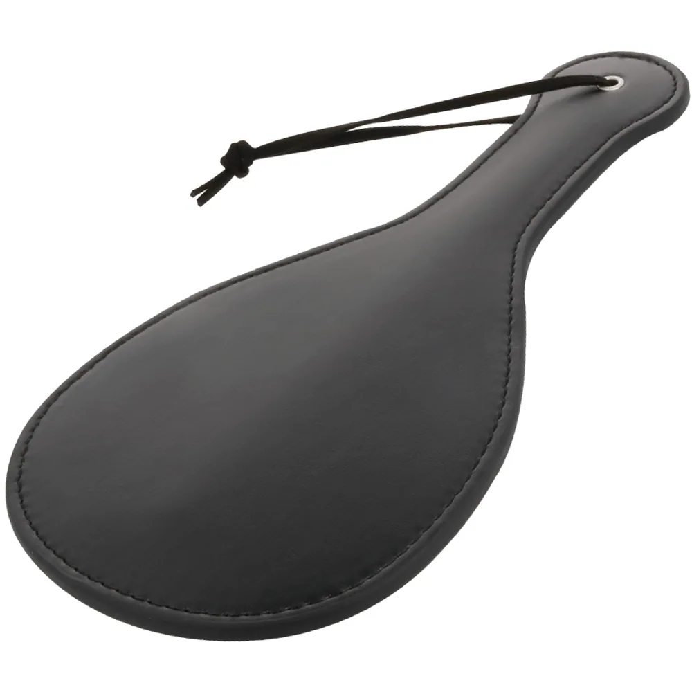 Pagaie fétiche ronde en cuir noir avec tête ovale pleine et manche allongé, cordage noir noué à l'extrémité, sur fond blanc