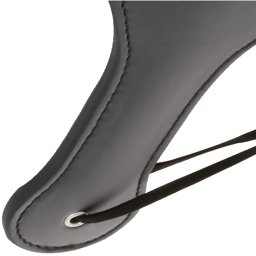 Pagaie fétiche ronde en cuir noir avec tête ovale pleine et manche allongé, cordage noir noué à l'extrémité, sur fond blanc